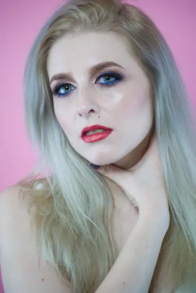Machiaj pentru ședință foto, stil Color blocking, realizat de Iulia Mardare