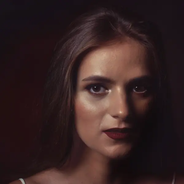 Machiaj pentru ședință foto, stil Low-key, realizat de Iulia Mardare