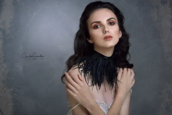 Machiaj pentru ședință foto, stil Low-key, realizat de Iulia Mardare