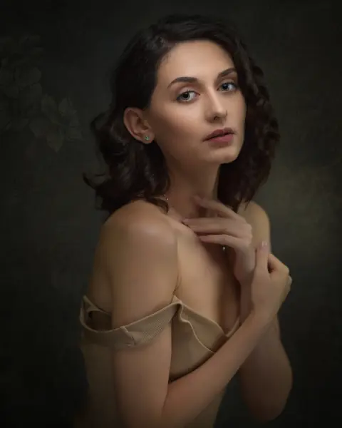 Machiaj pentru ședință foto, stil Low-key, realizat de Iulia Mardare