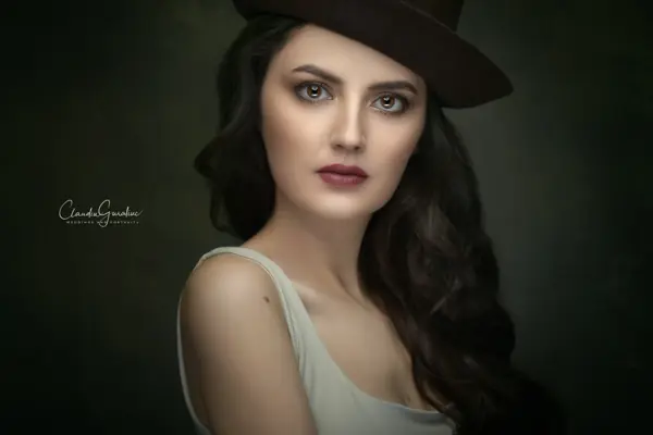 Machiaj pentru ședință foto, stil Low-key, realizat de Iulia Mardare