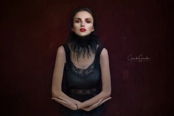 Machiaj pentru ședință foto, stil Low-key, realizat de Iulia Mardare