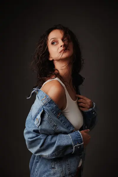 Machiaj pentru ședință foto, stil Low-key, realizat de Iulia Mardare
