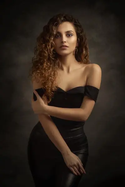 Machiaj pentru ședință foto, stil Low-key, realizat de Iulia Mardare