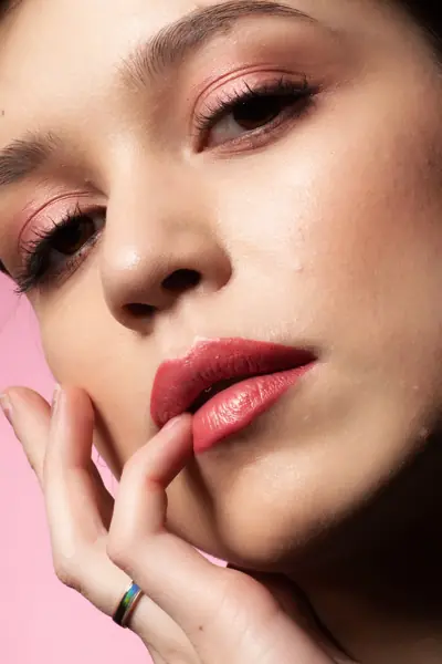 Machiaj pentru ședință foto, stil Beauty close-up, realizat de Iulia Mardare