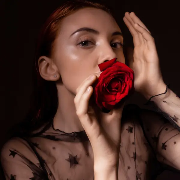 Machiaj pentru ședință foto, stil Low-key, realizat de Iulia Mardare